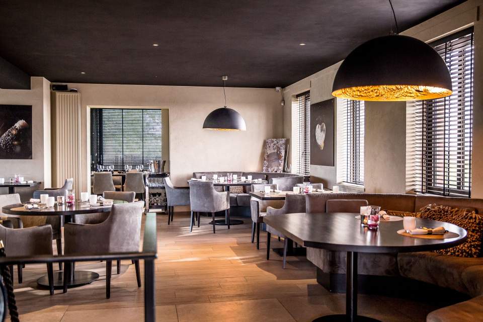Salle de restaurant de L'Arbre à Gruson